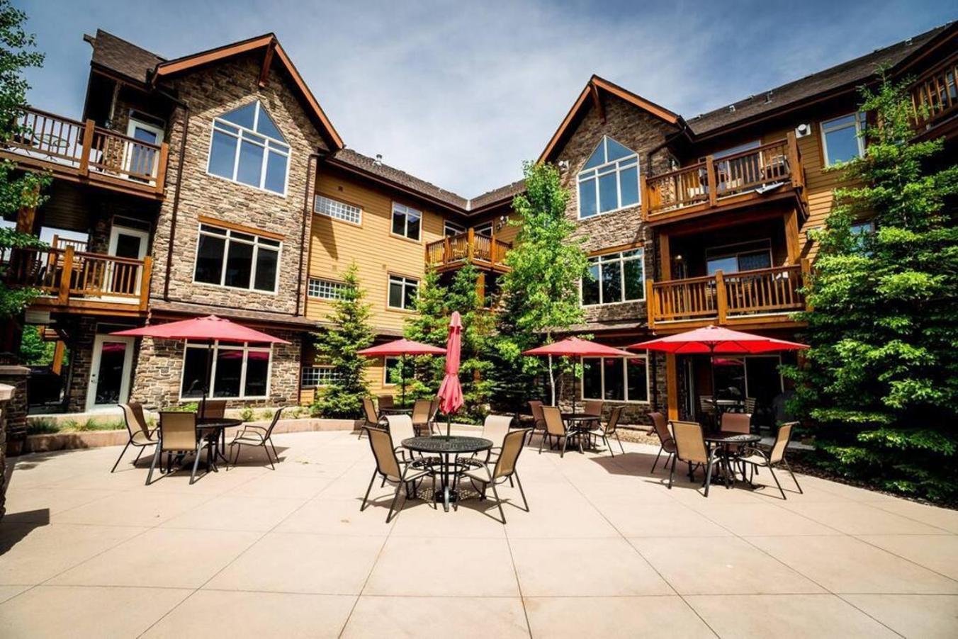 Spacious Penthouse Suite-King Beds-Pool & Hot Tub Canmore Eksteriør bilde