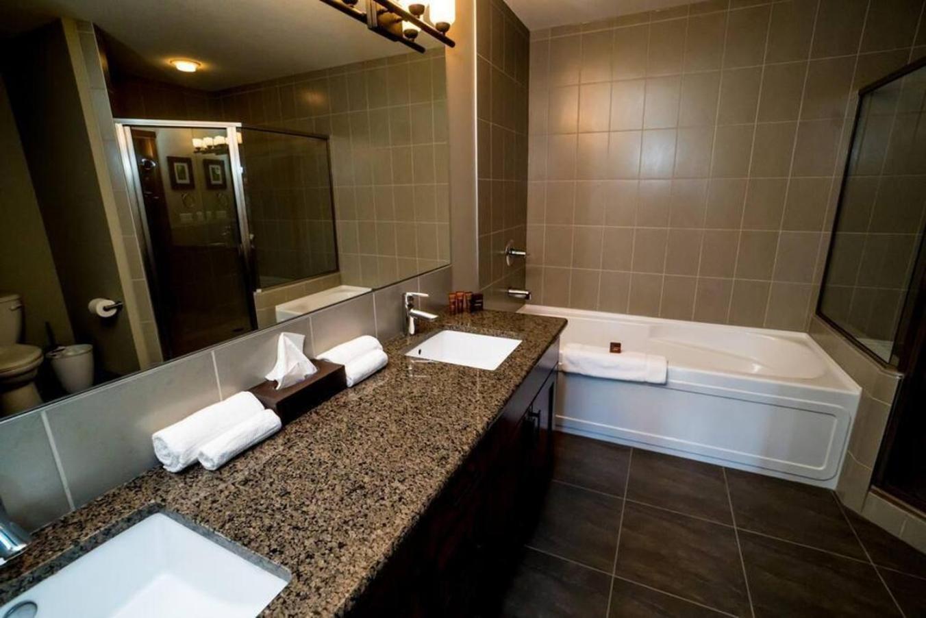 Spacious Penthouse Suite-King Beds-Pool & Hot Tub Canmore Eksteriør bilde