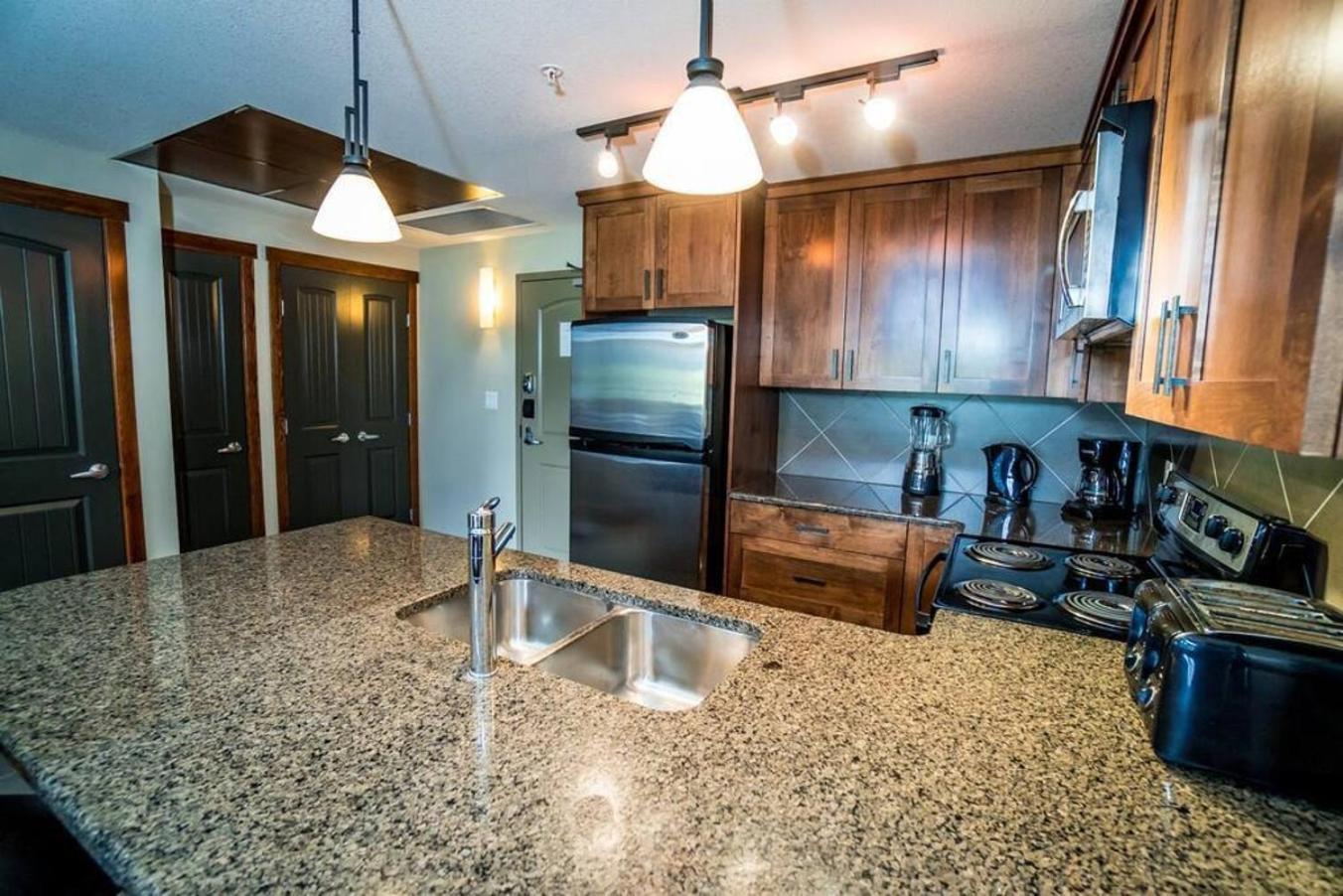 Spacious Penthouse Suite-King Beds-Pool & Hot Tub Canmore Eksteriør bilde