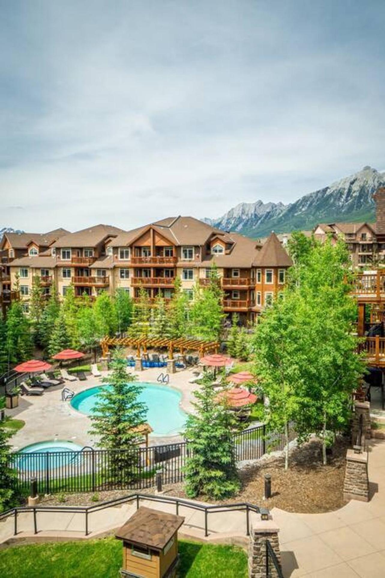 Spacious Penthouse Suite-King Beds-Pool & Hot Tub Canmore Eksteriør bilde