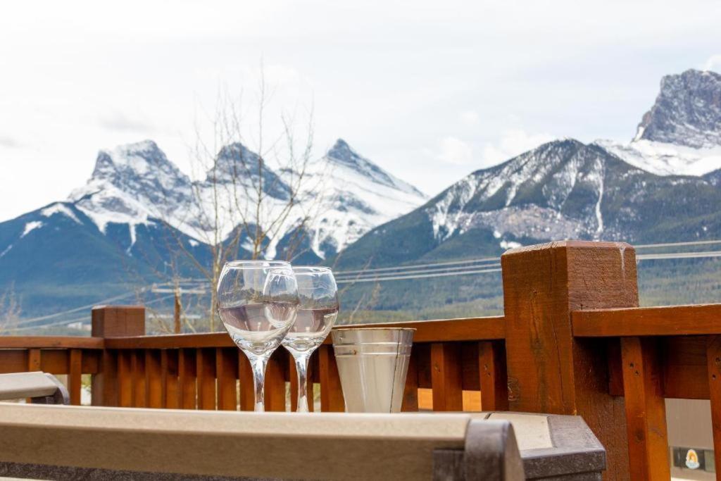 Spacious Penthouse Suite-King Beds-Pool & Hot Tub Canmore Eksteriør bilde